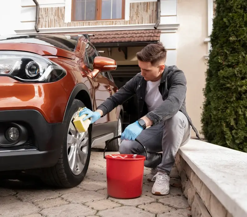 Lavage auto à domicile Bourg-Archambault : professionnel intervenant sur un véhicule